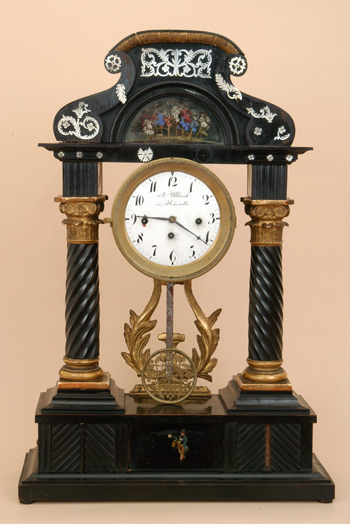 Stolní sloupkové hodiny vrchlabského mistra A. Ullricha z 1. poloviny 19. století.
